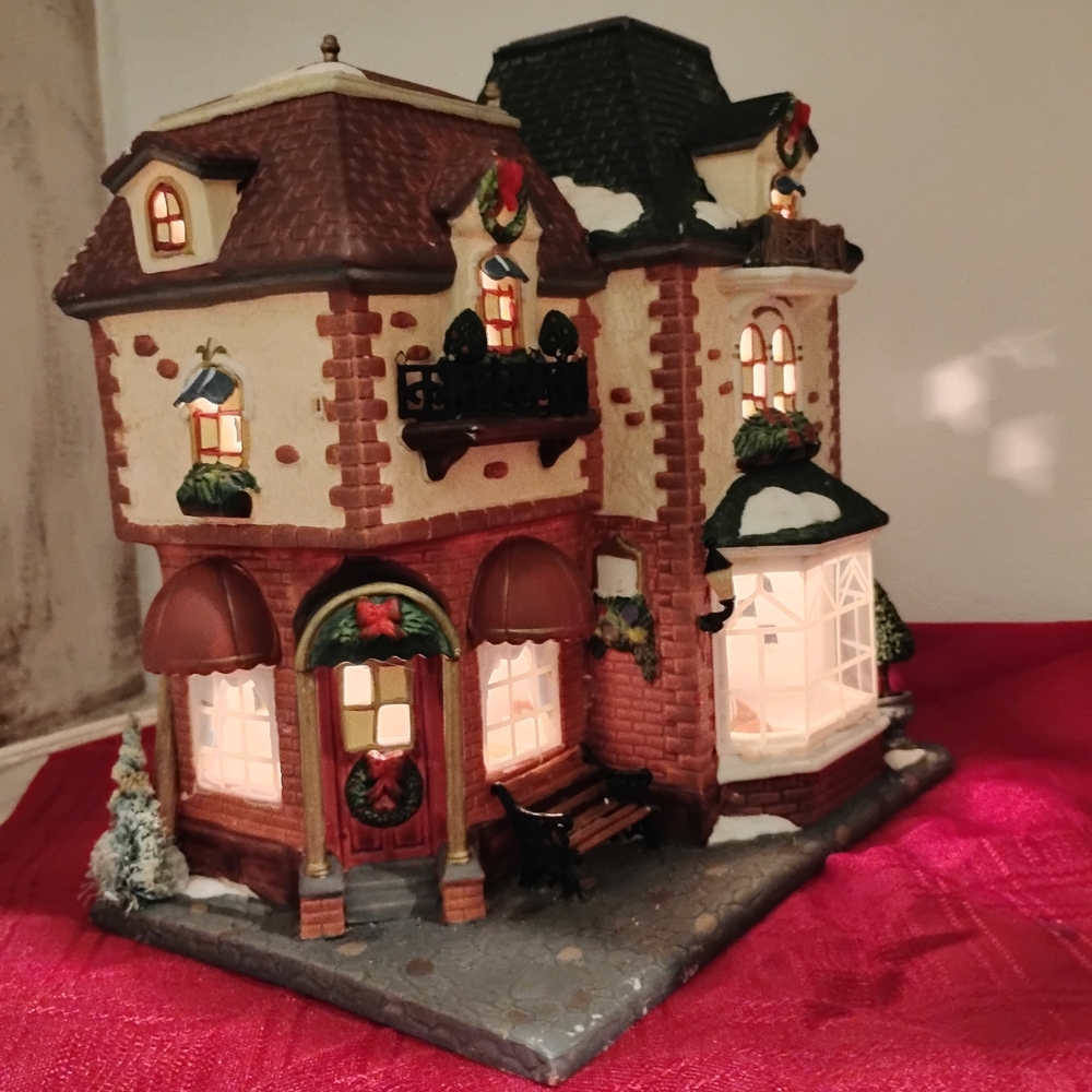 Santa’s Workbench 2002 Terrace Tea Room Victorian Series Christmas Lighted House